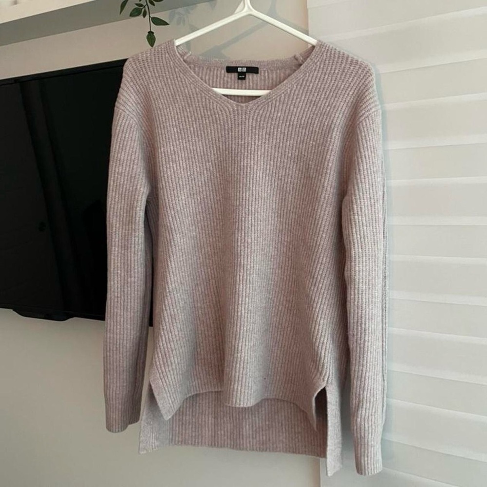 V neck longsleeve sweater
Color: soft pink
Size: XS